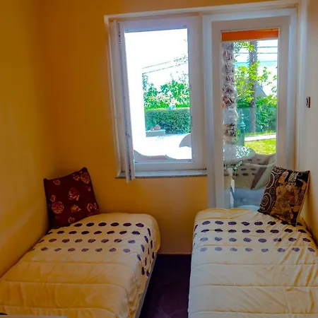 Leon And Leona Apartment