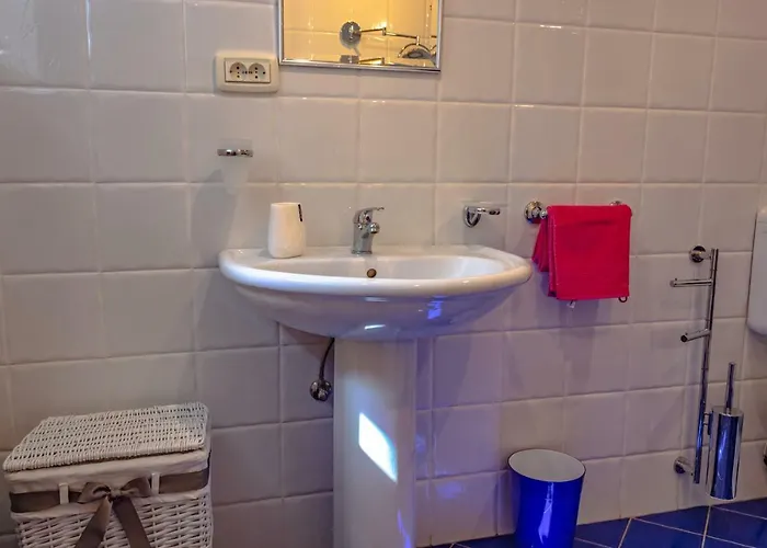 Leon And Leona Apartment *