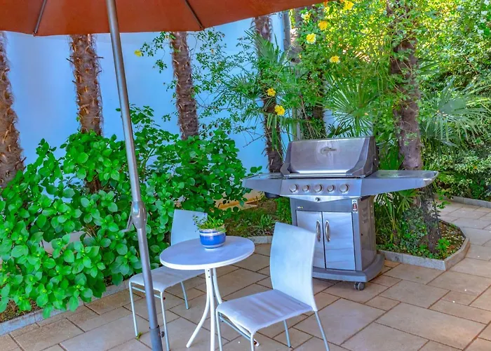 Leon And Leona Apartament *